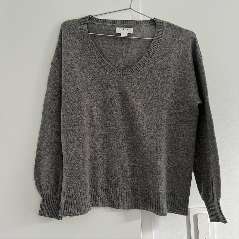 Gray cashmere vneck sweater by velvet and Spencer XS